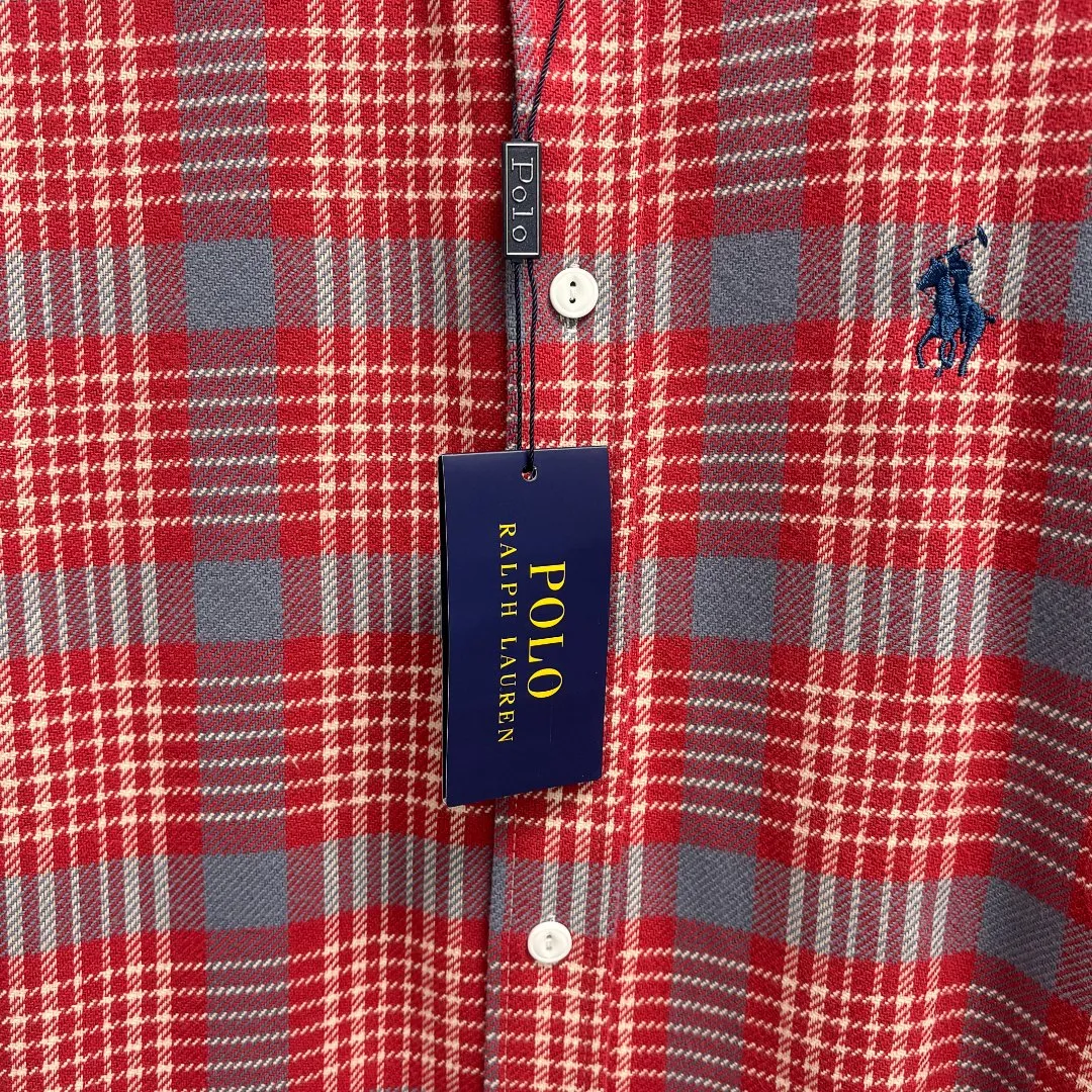 P280 Ralph Lauren/Ralph Lauren brushed pure cotton plaid shirt is made of 100% pure cotton material. The cotton fiber is naturally mild and non-irritating to the skin. It is suitable for people of all skin types. It is then treated with a sanding process. The fluff can effectively lock the air and form a heat insulation layer to enhance the thermal insulation performance of the fabric. It is endowed with reactive printing and dyeing through high-density weaving. The color is bright and the sanding process makes the surface of the fabric more wear-resistant and less prone to fading and pilling. Loose fit and three-dimensional upper body with smooth and natural lines. From the shoulder line to the waist line to the hem, the line transition is smooth without unnecessary folds or accumulation. The whole body is neat and stretched. The chest is embellished with the iconic pony embroidery. It is simple but highly recognizable. The color transition of the embroidery thread is natural. The stitches are even and consistent in size. The stitches can also be connected naturally. The lines are smooth and not stiff. Size: S M L XL